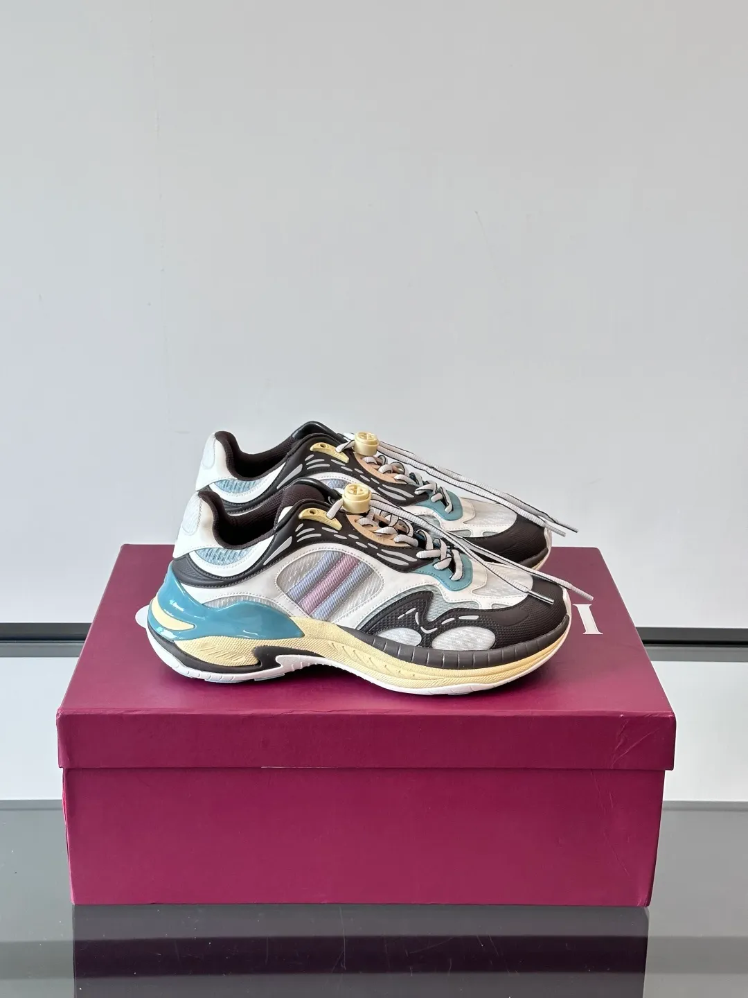 [G Home] Top P: 1020💰 Men’s size will be released first Size: 39-45 (45 customized) Gucci Gucci, couple model, women’s model will be released later, new 2.0 futuristic sports shoes‼ ️A pair of subversive sneakers is here. Gucci 2.0, a full series of 4 colors with key investment, smart silhouette: slightly curved forefoot design, you can clearly feel the propulsion when commuting and trotting, and it can enhance the sense of line extension when paired with wide-leg pants or cycling pants. EVA thick soles not only have a comfortable height-increasing effect, but also reduce weight (it actually lasts 3 hours of shopping without tiring your feet!) Highlight moments for lazy people: 2. Just choose it for airport wear! You can take them off in seconds after passing the security check (you can put them on as soon as you lift the heel strap), because the shoes come with a sliding buckle, so no need! ! Tie your shoes. Really achieve the sense of relaxation that goes with you.